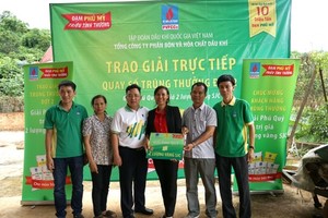 Đại diện PVFCCo trao thưởng và chia vui với khách hàng may mắn.