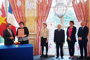 Vietnam Airlines và Air France Industries KLM E&M ký hợp đồng bảo dưỡng động cơ máy bay Boeing 787-9