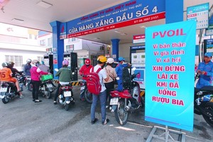 Tuyên truyền “Vì bản thân, vì gia đình, vì xã hội, xin đừng lái xe khi đã uống rượu bia” tại một cây xăng PVOIL