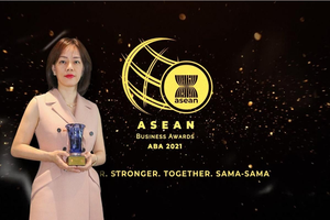 Bà Ngô Thị Thùy Linh, Chủ tịch hội HĐQT Smart Invest nhận giải thưởng ABA 2021 hạng mục Nữ doanh nhân tiêu biểu.