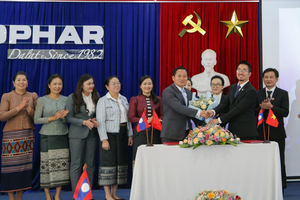 Buổi lễ ký kết có sự chứng kiến của phái đoàn ngoại giao Lào