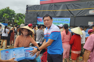 Đại diện PVOIL tặng nước uống cho đồng bào vùng lũ tại Miền Trung 