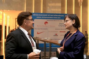 Các đại biểu trao đổi bên lề Diễn đàn VBF 2015