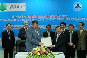 Đại diện lãnh đạo TP Đà Nẵng và Ngân hàng quốc tế IIB trao biên bản ghi nhớ thỏa thuận hợp tác giữa hai bên