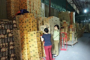 Lực lượng chức năng đang kiểm tra hàng tại kho hàng hóa tại Nhà máy Xe lửa Gia Lâm