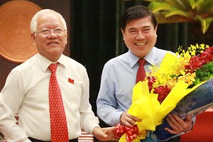 Cựu Chủ tịch Lê Hoàng Quân chức mừng ông Nguyễn Thành Phong. Ảnh: Hữu Công