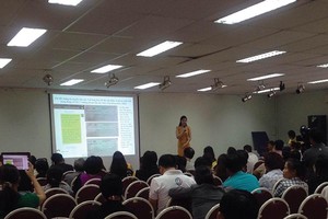 Bà C.H đang giải thích cho hàng trăm khách hàng đòi tiền vì trót tham gia hình thức đầu tư này.