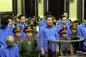 Các bị cáo trong vụ tham nhũng tại Agribank Chi nhánh 6 đứng trước vành móng ngựa tại phiên tòa chiều 5/11. (Ảnh: Hoàng Hải/TTXVN)