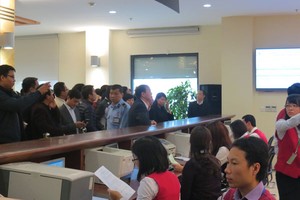 Nhà đầu tư hồi hộp theo dõi từng lệnh đấu giá được nhập. Ảnh: Kỳ Thành