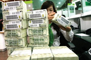 NHNN giảm lãi suất tiền gửi USD đối với cá nhân xuống 0% với hy vọng giảm găm giữ ngoại tệ, từ đó giảm áp lực lên tỷ giá. Ảnh: Đ.T