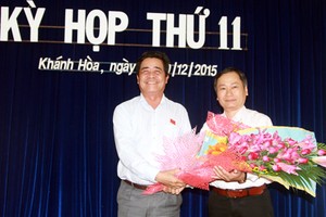 Ông Lê Thanh Quang, Bí thư Tỉnh ủy, Chủ tịch HĐND tỉnh Khánh Hòa (bên trái) chúc mừng ông Nguyễn Đắc Tài được bầu giữ chức Phó Chủ tịch UBND tỉnh Khánh Hòa. Ảnh Báo Khánh Hòa
