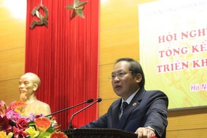 Thứ trưởng Bộ TT&TT Trương Minh Tuấn trình bày báo cáo đánh giá công tác báo chí năm 2015, phương hướng, mục tiêu, nhiệm vụ, giải pháp năm 2016