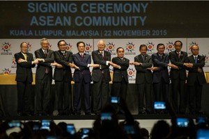 Lãnh đạo 10 nước thành viên ASEAN ký vào tuyên bố thành lập cộng đồng ASEAN ngày 22/11/2015
