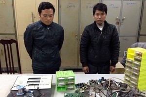 Phong, Toàn cùng tang vật vụ án. Ảnh: Công an cung cấp.