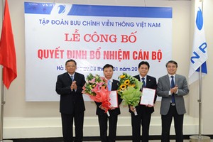 Ông Đặng Anh Sơn (đứng thứ hai từ phải sang)  nhận quyết định bổ nhiệm vào vị trí phụ trách chức vụ Giám đốc VNPT Hà Nội. (Ảnh VNPT Hà Nội cung cấp)