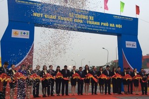 Phó Thủ tướng Nguyễn Xuân Phúc và các đại biểu cắt băng thông xe nút giao Trung Hòa