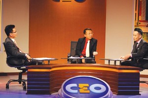 Ông Đinh Xuân Hồng, Giám đốc Công ty Luật TNHH Luật sư Riêng (ngồi giữa) và 2 chuyên gia mổ xẻ vấn đề này