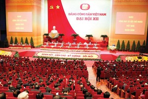 Các đại biểu dự Đại hội đều thống nhất quan điểm, Việt Nam phải tiếp tục đổi mới mạnh mẽ hơn nữa, hiệu quả hơn nữa nếu không muốn tụt lại phía sau