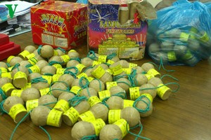 Pháo nổ, gỗ lậu vẫn "lén lút" vào Việt Nam