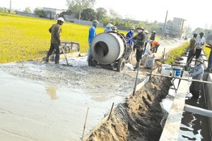 Chính phủ ưu tiên vốn xây dựng cơ sở hạ tầng cho nông thôn.