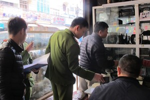 Lực lượng chức năng kiểm tra cơ sở kinh doanh phụ tùng ôtô ở quận Hai Bà Trưng