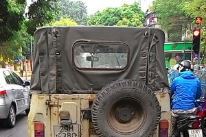 Xe hết niên hạn sử dụng vẫn chạy trên phố Hàng Bài - Hà Nội