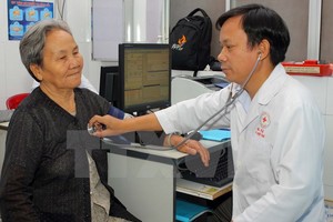 Người dân khám chữa bệnh tại Bệnh viện quận Thủ Đức, Thành phố Hồ Chí Minh. (Ảnh: Phương Vy/TTXVN)