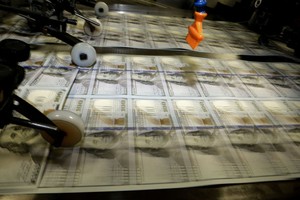 Tỷ giá trung tâm ngày 2/3 giảm 2 đồng/USD, giá vàng giảm 110.000 đồng/lượng