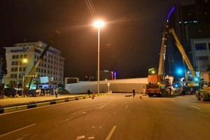 Khi dầm bị nghiêng xuống thì dầm thép vẫn được giữ an toàn bởi 02 các cáp cẩu (01 cẩu 400 tấn; 01 cẩu 200T)