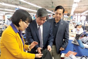 Bộ trưởng Bùi Quang Vinh thăm phân xưởng sản xuất veston của May 10