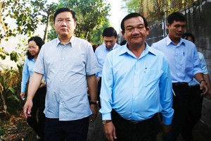 Ông Lê Minh Tấn - Bí thư Huyện ủy Củ Chi (áo xanh) - giữ chức Giám đốc Sở Lao động Thương binh và Xã hội. Ảnh: H.C