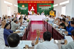 Các đại biểu tham dự Hội nghị Hiệp thương lần 2 của tỉnh Bình Thuận biểu quyết thông qua danh sách sơ bộ giới thiệu 12 người ra ứng cử ĐBQH. Ảnh: Báo Nhân dân