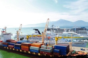 Việc các loại tàu hàng và tàu du lịch cùng lúc cập cảng Tiên Sa đã gây nên tình trạng quá tải và mất an toàn cho du khách.
