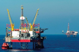 Khai thác dầu thô không chỉ tăng thu cho ngân sách nhà nước, mà còn góp phần tăng trưởng kinh tế.