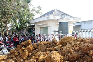 Do tranh chấp chưa được giải quyết, Công ty Tân Đức đã đổ đất đá chặn cổng vào Công ty Tango, gây xôn xao dư luận. Ảnh: Hoàng Minh