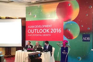 Họp báo công bố ra mắt Báo cáo triển vọng châu Á 2016 (Ảnh: K.T)