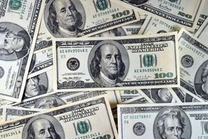 Tỷ giá trung tâm ngày 1/4 giảm thêm 7 đồng/USD, giá vàng giảm nhẹ