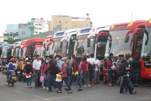 Hành khách chờ lên xe tại bến xe Miền Đông, Q.Bình Thạnh, TPHCM