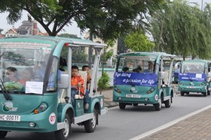 Ô tô điện của Cty Cổ phần TLC chở khách chạy xung quanh Hồ Tây