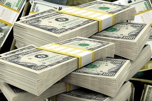 Tỷ giá trung tâm ngày 23/4 tăng 4 đồng/USD, giá vàng ngừng tăng