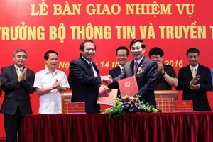 Nguyên Bộ trưởng Nguyễn Bắc Son bàn giao nhiệm vụ cho tân Bộ trưởng Trương Minh Tuấn. Ảnh: Lê Anh Dũng Vietnamnet