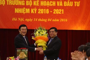 Nguyên Chủ tịch nước Trương Tấn Sang tặng hoa tân Bộ trưởng Bộ Kế hoạch và Đầu tư Nguyễn Chí Dũng tại Lễ bàn giao ngày 14/4/2016 (ảnh: Đức Thanh)