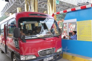 Trạm thu phí BOT dày đặc, tăng phí cao khiến người dân bức xúc. (Ảnh: Việt Hùng/Vietnam+)