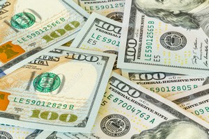 Tỷ giá trung tâm ngày 19/4 giảm 6 đồng/USD, giá vàng ít biến động