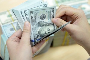 Tỷ giá trung tâm ngày 20/4 giảm 17 đồng/USD, giá vàng tăng vọt