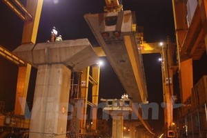 Lao lắp dầm tuyến đường sắt đô thị Cát Linh-Hà Đông. (Ảnh: Việt Hùng/Vietnam+)