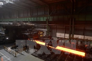 Luyện thép tại nhà máy thép ở Tangshan, tỉnh Hà Bắc, Trung Quốc. (Nguồn: AFP/TTXVN)