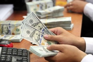 Tỷ giá trung tâm ngày 26/4 tiếp tục tăng 5 đồng/USD, giá vàng tăng nhẹ