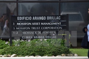 Biển hiệu bên ngoài trụ sở Công ty luật Mossack Fonseca tại Panama City ngày 4/4. (Nguồn: AFP/TTXVN)