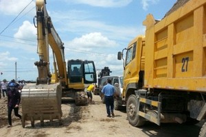 Xe công vụ của đoàn kiểm tra Tổng cục Đường bộ Việt Nam bị xe của doanh nghiệp vi phạm tải trọng “quây nhốt”. (Ảnh: Tổng cục đường bộ cung cấp)